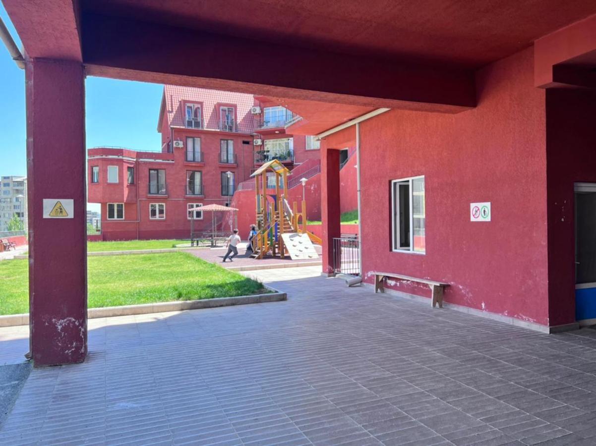 Cozy Apartment In Vake Tbilisi Bagian luar foto
